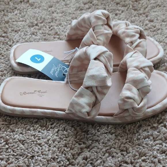 Universal Thread Ruffled Cream Sandals - Picture 2 of 3